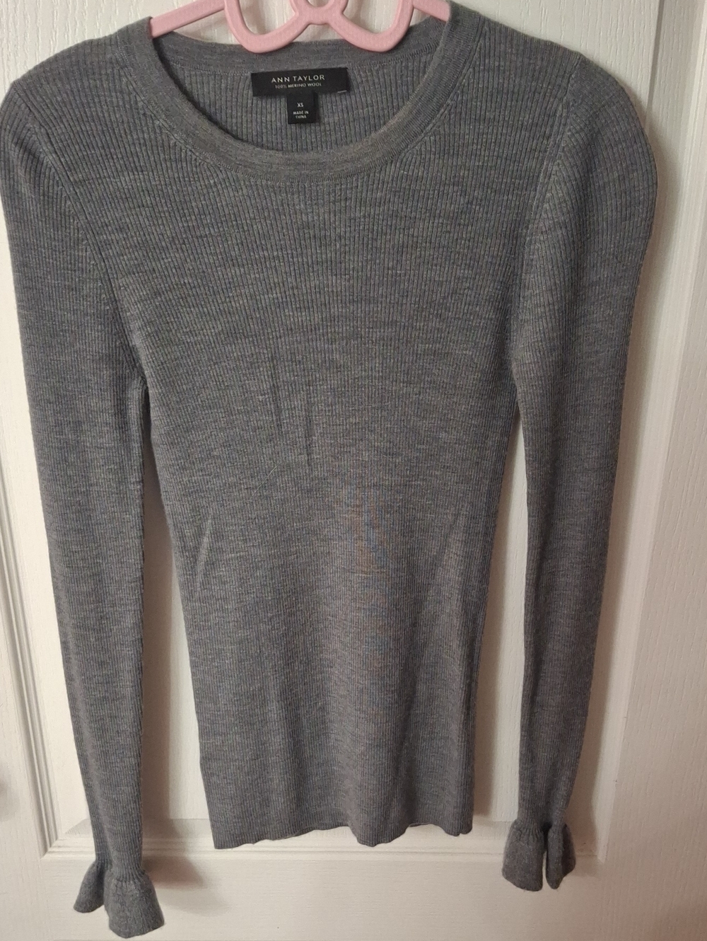 Ann Taylor Gray Ribbed Crewneck Sweater with Ruffle Cuffs Size XS